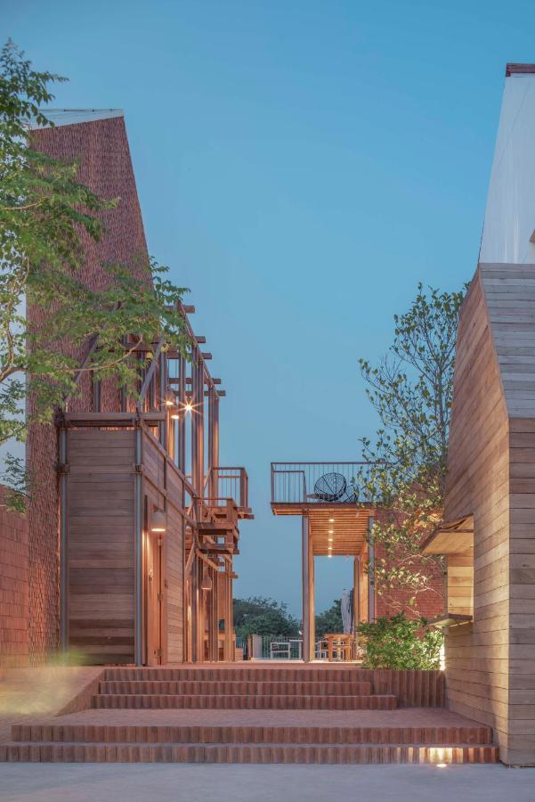 Baan Pomphet Hotel Ayutthaya Bagian luar foto